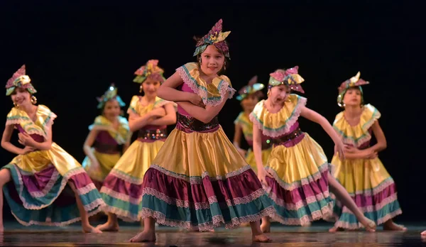 Ρωσία Αγία Πετρούπολη 2019 Παιδιά Πολύχρωμες Στολές Χορεύουν Μεξικάνικο Χορό — Φωτογραφία Αρχείου