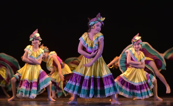 Russie Saint Pétersbourg 2019 Des Enfants Costumes Colorés Dansent Danse — Photo