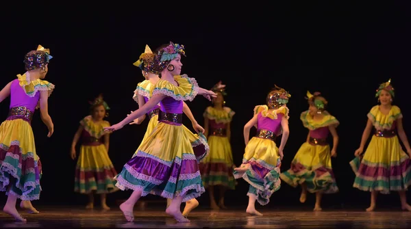 Rusya Petersburg 2019 Renkli Kostümlü Çocuklar Sahnede Meksika Dansı Yapıyor — Stok fotoğraf