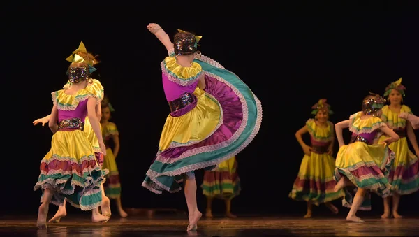 Rússia São Petersburgo 2019 Crianças Trajes Coloridos Dançam Dança Mexicana — Fotografia de Stock