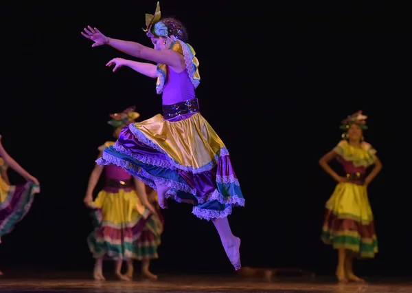 Rusya Petersburg 2019 Renkli Kostümlü Çocuklar Sahnede Meksika Dansı Yapıyor — Stok fotoğraf