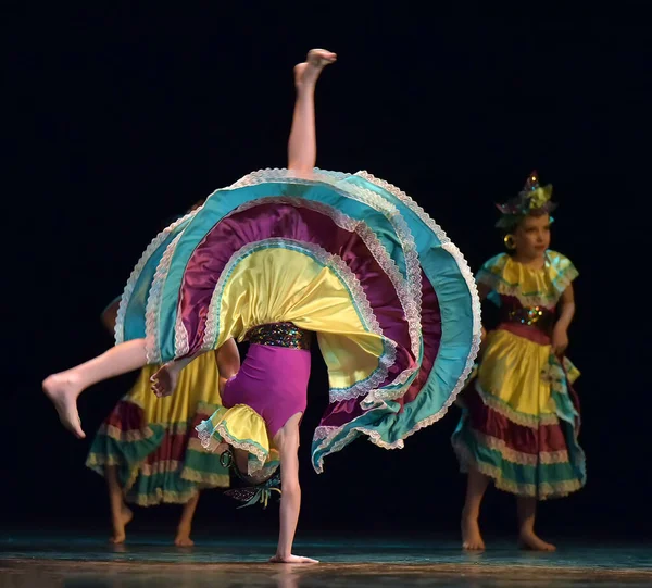 Ryssland Petersburg 2019 Barn Färgglada Kostymer Dansar Mexikansk Dans Scen — Stockfoto