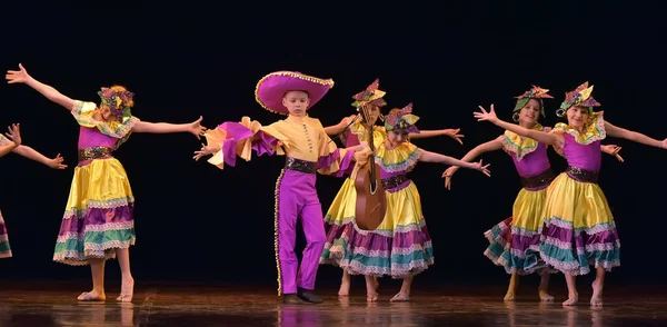 Rusia San Petersburgo 2019 Los Niños Trajes Coloridos Bailan Danza — Foto de Stock