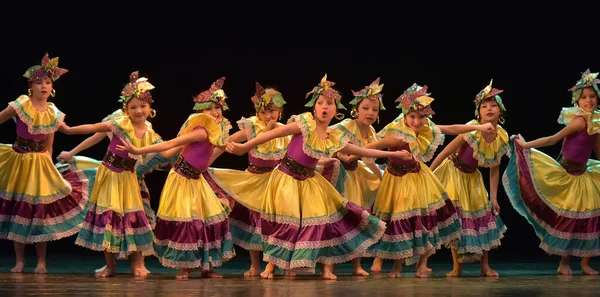 ロシア サンクトペテルブルク20 2019カラフルな衣装の子供たちがステージ上でメキシコのダンスを踊る — ストック写真