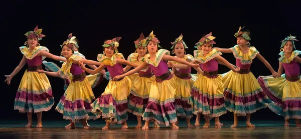 Rusko Petrohrad 2019 Děti Barevných Kostýmech Tančí Mexický Tanec Jevišti — Stock fotografie
