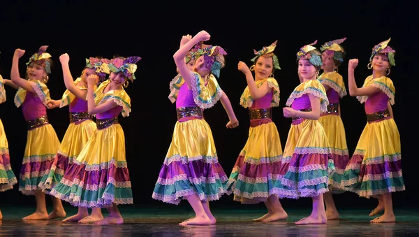 Russie Saint Pétersbourg 2019 Des Enfants Costumes Colorés Dansent Danse — Photo