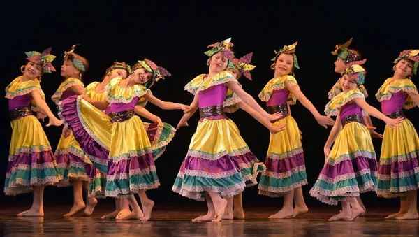 Russie Saint Pétersbourg 2019 Des Enfants Costumes Colorés Dansent Danse — Photo