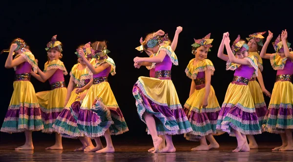 Russia San Pietroburgo 2019 Bambini Costumi Colorati Ballano Danza Messicana — Foto Stock