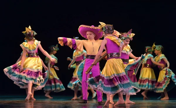 Rusia San Petersburgo 2019 Los Niños Trajes Coloridos Bailan Danza — Foto de Stock