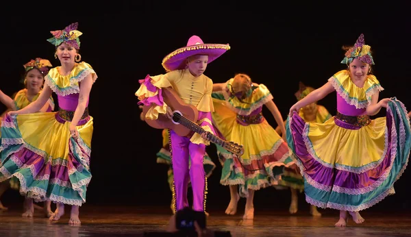 Ryssland Petersburg 2019 Barn Färgglada Kostymer Dansar Mexikansk Dans Scen — Stockfoto