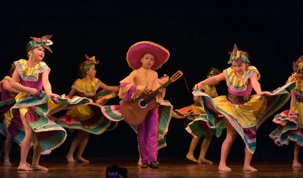 Rosja Sankt Petersburg 2019 Dzieci Kolorowych Kostiumach Tańczą Meksykański Taniec — Zdjęcie stockowe