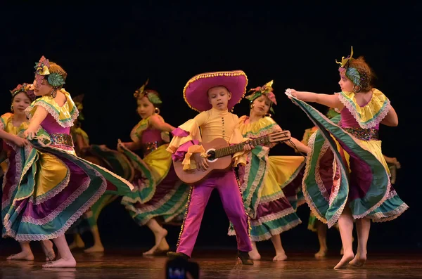 ロシア サンクトペテルブルク20 2019カラフルな衣装の子供たちがステージ上でメキシコのダンスを踊る — ストック写真