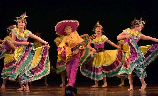 Rússia São Petersburgo 2019 Crianças Trajes Coloridos Dançam Dança Mexicana — Fotografia de Stock