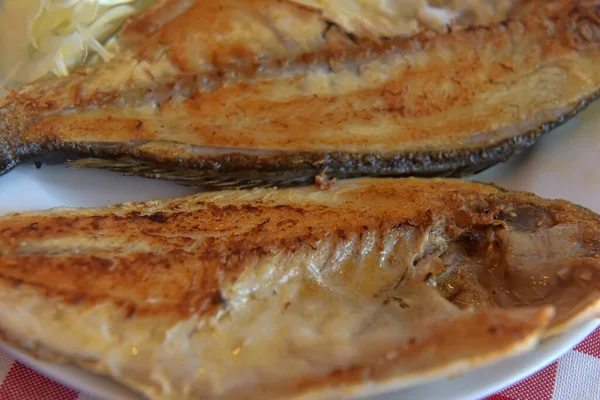 Pescado Frito Ensalada Con Tomate Plato —  Fotos de Stock