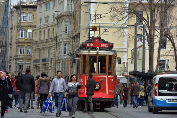 Турция Стамбул 2018 Ностальгический Красный Трамвай Стамбула Исторический Трамвай Улице — стоковое фото