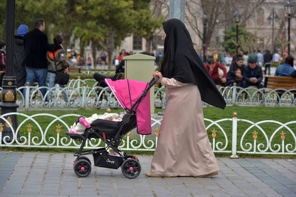 Turkije Istanbul 2018 Moslim Vrouw Met Kinderwagen — Stockfoto