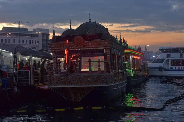 Istanbul Turkey 2018 Rybáři Restaurace Vyrábět Slavné Rybí Sendviče Blízkosti — Stock fotografie