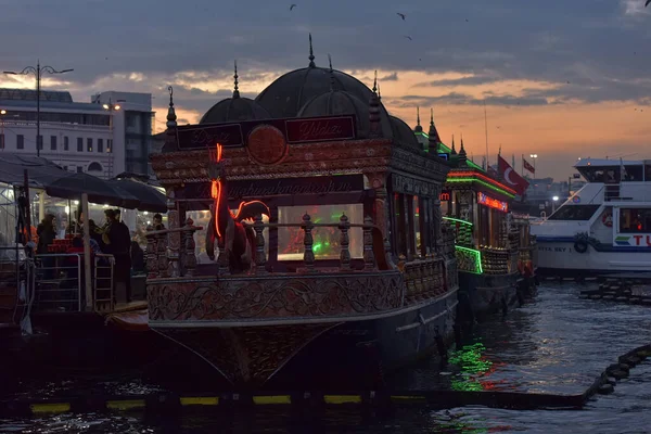 Стамбул Туркей 2018 Рыбацких Лодок Ресторан Производят Знаменитые Рыбные Бутерброды — стоковое фото