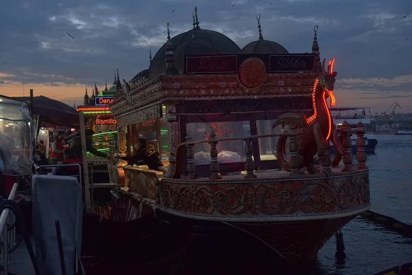 Istanbul Turkey 2018 Balıkçı Teknesi Restoranı Stanbul Galata Köprüsü Yakınlarında — Stok fotoğraf