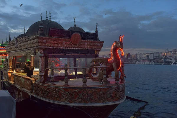 Istanbul Turkey 2018 Balıkçı Teknesi Restoranı Stanbul Galata Köprüsü Yakınlarında — Stok fotoğraf