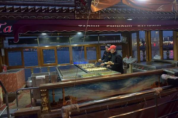 イスタンブール トルコ 2018漁師のボートレストランは トルコのイスタンブール ガラタ橋の近くで有名な魚のサンドイッチを生産しています — ストック写真