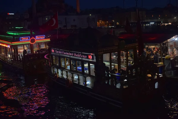 Istanbul Turkey 2018 Halászhajó Étterme Híres Halas Szendvicseket Gyárt Galata — Stock Fotó
