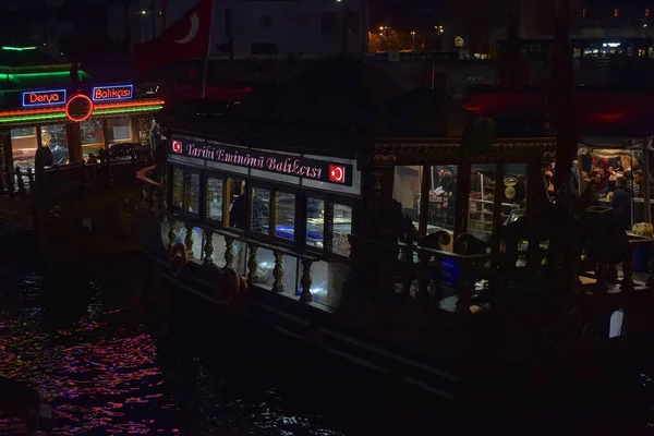 Istanbul Türkei 2018 Fischerbootrestaurant Produziert Berühmte Fischsandwiches Der Nähe Der — Stockfoto