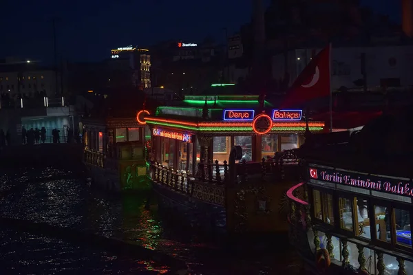 Istanbul Turkey 2018 Balıkçı Teknesi Restoranı Stanbul Galata Köprüsü Yakınlarında — Stok fotoğraf