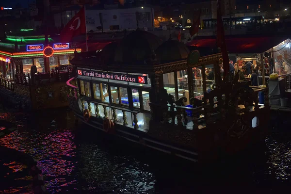 Istanbul Turkey 2018 Fishermen Boat Restaurant Produce Famous Fish Sandwiches — Stock Photo, Image