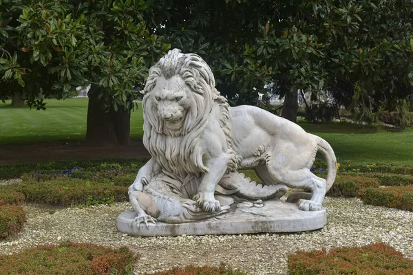 土耳其伊斯坦布尔 2018年3月20日 在多尔马巴切宫花园绿地与鳄鱼搏斗的狮子雕塑 — 图库照片