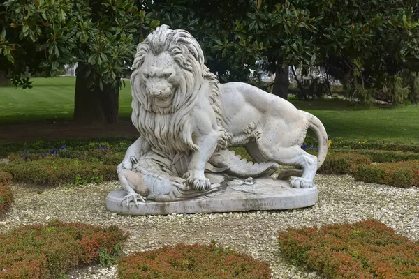 Istanbul Turchia 2018 Scultura Leone Che Combatte Con Coccodrillo Nel — Foto Stock