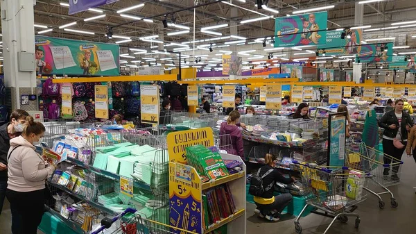 Rosja Sankt Petersburg 2020 Piśmiennictwo Supermarkecie Przed Rozpoczęciem Nowego Roku — Zdjęcie stockowe