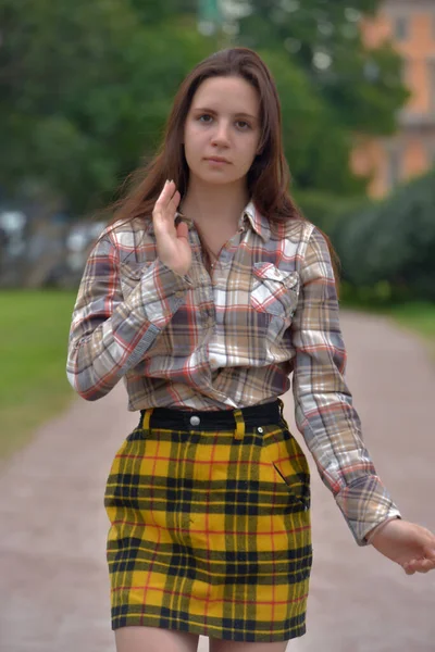 Hermosa Esbelta Chica Morena Una Falda Cuadros Verano Parque —  Fotos de Stock