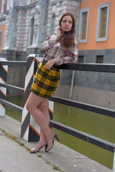 Smuk Slank Brunette Pige Plaid Nederdel Bluse Sommeren Broen - Stock-foto