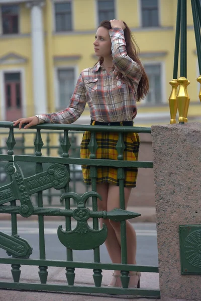 Ekose Etekli Bluzlu Güzel Ince Esmer Kız Köprüde Yazın — Stok fotoğraf