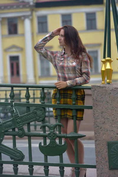 Hermosa Esbelta Chica Morena Una Falda Cuadros Blusa Verano Puente — Foto de Stock