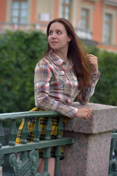 Ekose Etekli Bluzlu Güzel Ince Esmer Kız Köprüde Yazın — Stok fotoğraf
