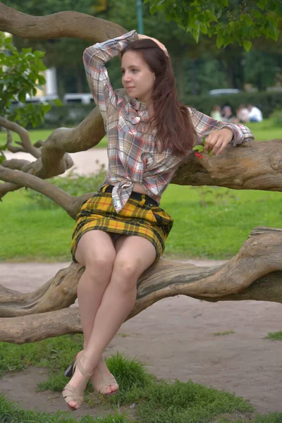 Beautiful Slender Brunette Girl Plaid Skirt Blouse Summer Tree Park — Stock Photo, Image