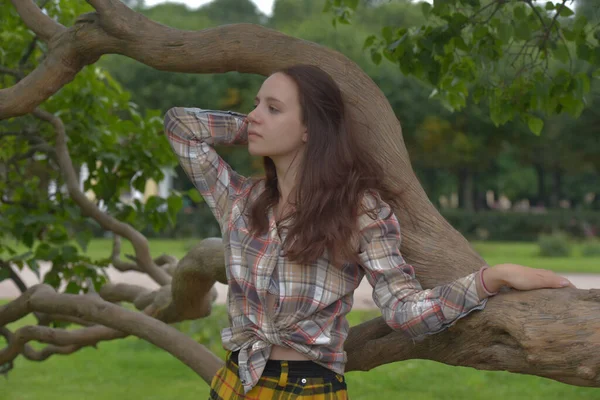 Belle Fille Brune Mince Dans Une Jupe Carreaux Chemisier Été — Photo