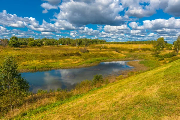 Campo Amarillo Cielo Azul Con Nubes Lago Otoño —  Fotos de Stock