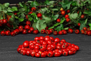 Alıç (crataegus) siyah ahşap masa (seçici odak çilek.).