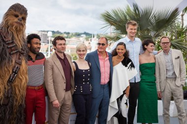 Cannes, Fransa - 15 Mayıs 2018: Donald Glover, Alden Ehrenreich, Emilia Clarke, Woody Harrelson, Thandie Newton ve Joonas için photocall katılmak Suotamo ' Solo: A Star Wars hikayesi ' 71 yıllık Cannes Film Festivali sırasında
