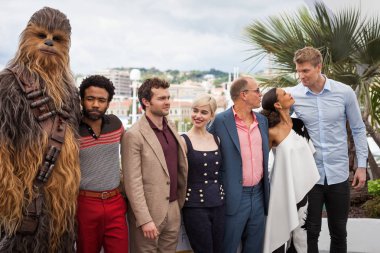 Cannes, Fransa - 15 Mayıs 2018: Donald Glover, Alden Ehrenreich, Emilia Clarke, Woody Harrelson, Thandie Newton ve Joonas için photocall katılmak Suotamo ' Solo: A Star Wars hikayesi ' 71 yıllık Cannes Film Festivali sırasında