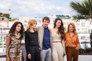 Cannes, Fransa - 15 Mayıs 2018: Sabrina Ouazani, Clemence Poésy, Pierre Deladonchamps, Charlotte Le Bon ve Melanie Thierry yetenekleri Adami 2018 Photocall 71 yıllık Cannes Film Festivali sırasında katılmak