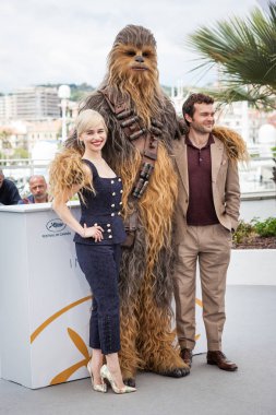 Cannes, Fransa - 15 Mayıs 2018: Emilia Clarke, Chewbacca ve Alden Ehrenreich katılmak için photocall ' Solo: A Star Wars hikayesi ' 71 yıllık Cannes Film Festivali sırasında