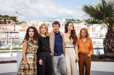 Cannes, Fransa - 15 Mayıs 2018: Sabrina Ouazani, Clemence Poésy, Pierre Deladonchamps, Charlotte Le Bon ve Melanie Thierry yetenekleri Adami 2018 Photocall 71 yıllık Cannes Film Festivali sırasında katılmak