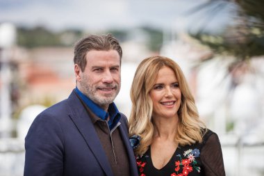 Cannes, Fransa - 15 Mayıs 2018: John Travolta ve Kelly Preston photocall 'Gotti' için 71 yıllık Cannes Film Festivali sırasında katılmak