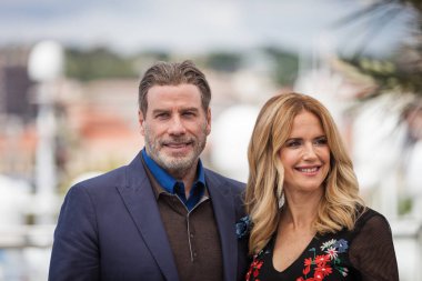 Cannes, Fransa - 15 Mayıs 2018: John Travolta ve Kelly Preston photocall 'Gotti' için 71 yıllık Cannes Film Festivali sırasında katılmak