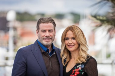 Cannes, Fransa - 15 Mayıs 2018: John Travolta ve Kelly Preston photocall 'Gotti' için 71 yıllık Cannes Film Festivali sırasında katılmak