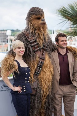 Cannes, Fransa - 15 Mayıs 2018: Emilia Clarke, Chewbacca ve Alden Ehrenreich katılmak için photocall ' Solo: A Star Wars hikayesi ' 71 yıllık Cannes Film Festivali sırasında